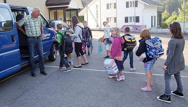 Chauffeur Toni Ackermann hat eine Gruppe Kinder beim Schulhaus in Ramiswil aussteigen lassen.