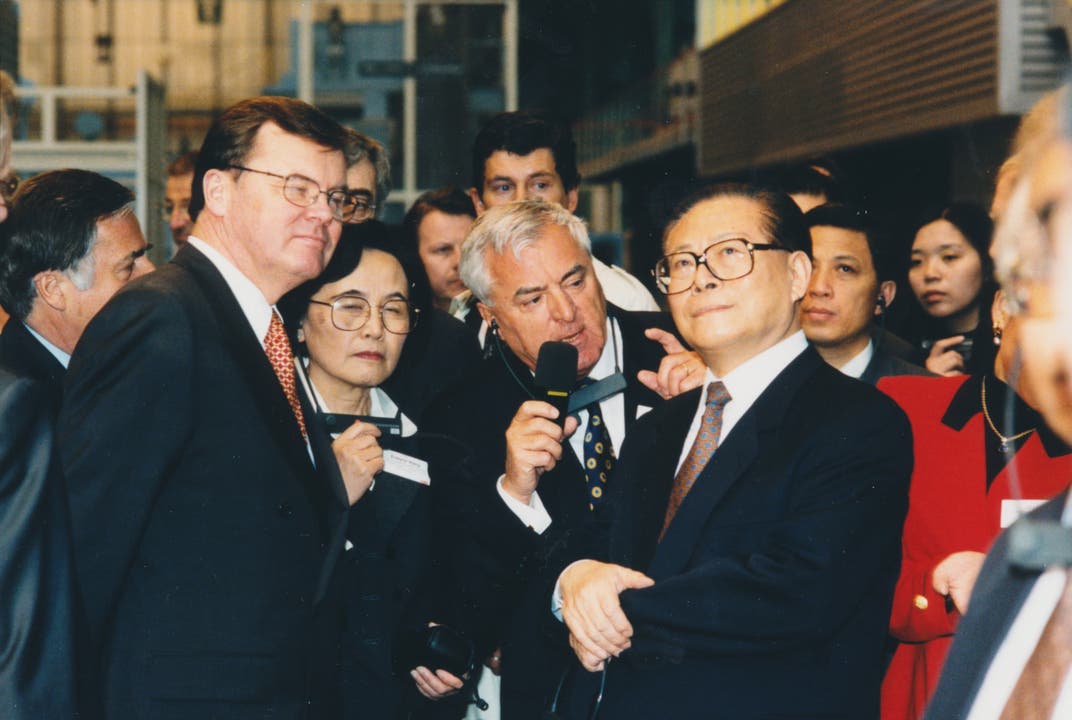 Chinas Staatspräsident Jian Zemin (r.) besucht 1999 die ABB-Halle in Birr (in der Mitte Edwin Somm).
