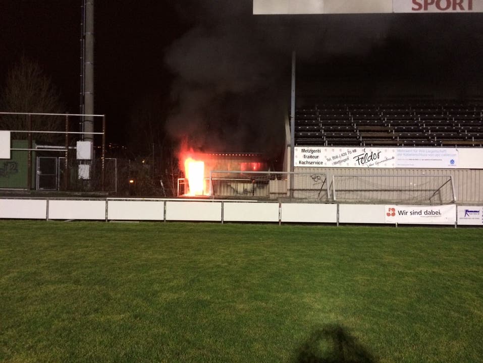 Am Sonntagabend stand ein Materialschuppen neben der Fussballtribüne in Flammen.