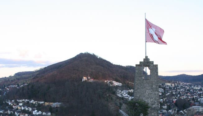 Auf der Ruine Stein weht die Schweizer Fahne