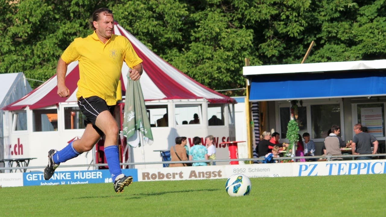 Christian Martin vom Team Gewerbeverein Schlieren hechtete zielstrebig mit dem Ball zum gegnerischen Tor.