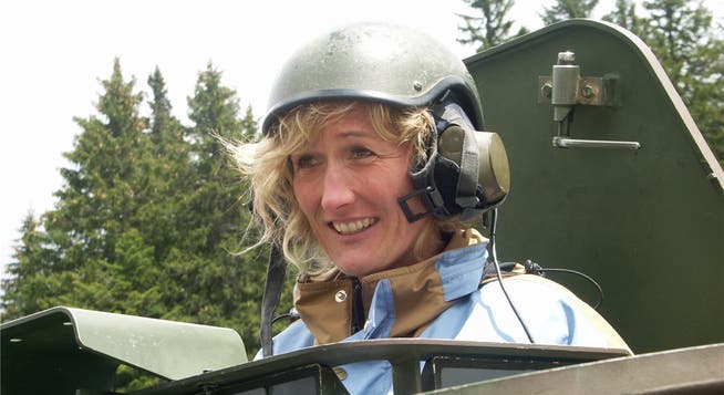 Bei einem Truppenbesuch im Jahr 2010 lächelte Susanne Hochuli mit Schutzhelm aus der Luke eines gepanzerten Fahrzeugs. (Archiv)