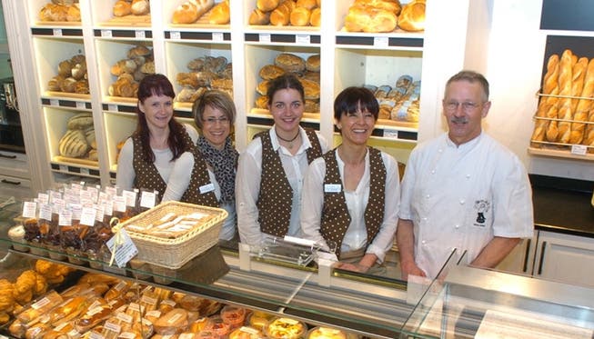 Markus und Karin Gfeller (von rechts) mit ihrem Team im Döttinger Geschäft.