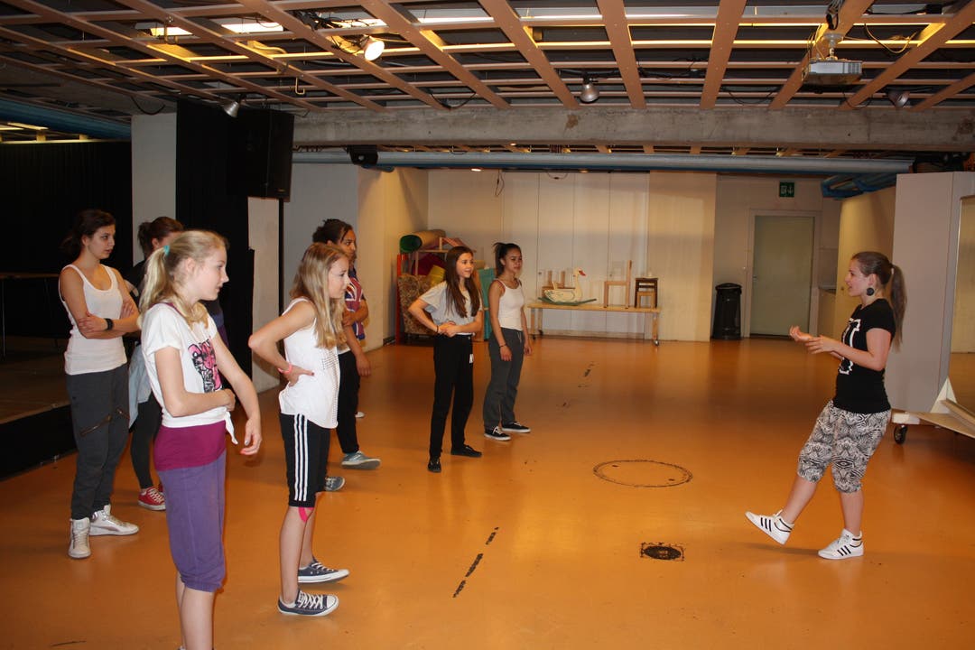 Mit Julia Lüthi wird im Tanzworkshop die Choreografie einstudiert.