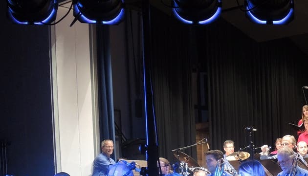Auch ein Alphorn kam beim Konzert des Regi-Chors Muri (hinten) mit der Big Band For Fun zum Einsatz.DFS