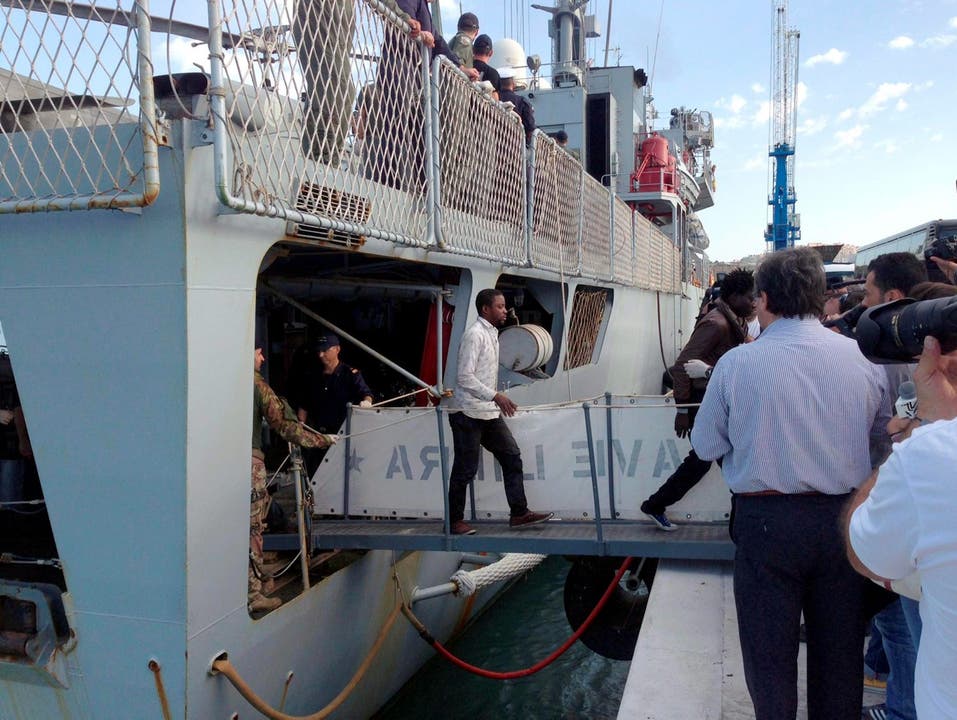 Gerettete Flüchtlinge des gesunkenen Schiffes auf Lampedusa