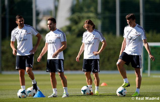 Gareth Bale (ganz rechts) trainiert zum ersten Mal mit seinen neuen Teamkollegen.