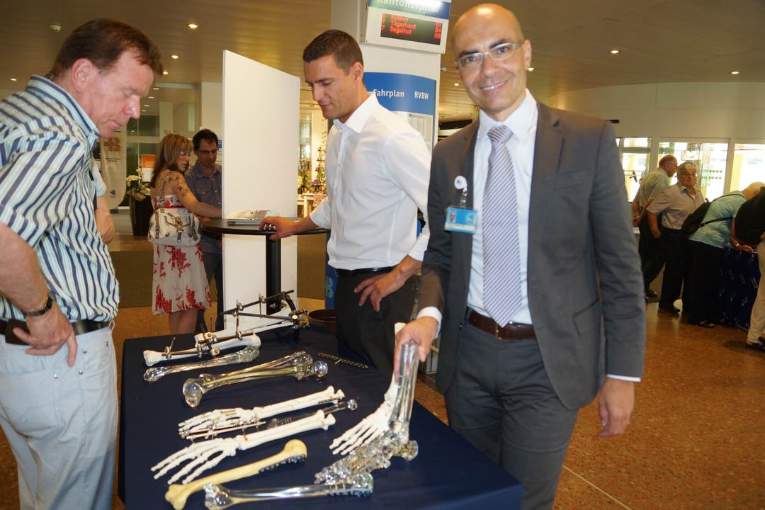 Karim Eid, Chefarzt Orthopädie zeigt, wie Knochenbrüche mittels Nägel, Schrauben und Platten operativ versorgt werden (ub)