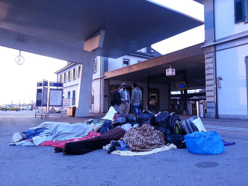 Asylsuchende campieren aus Protest am Bahnhof