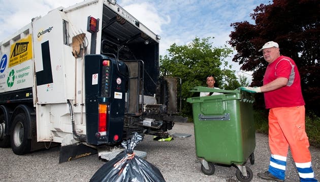 2012 war das Entsorgen noch gebührenfrei: Männer sammeln den Abfall im grossen Stil ein.