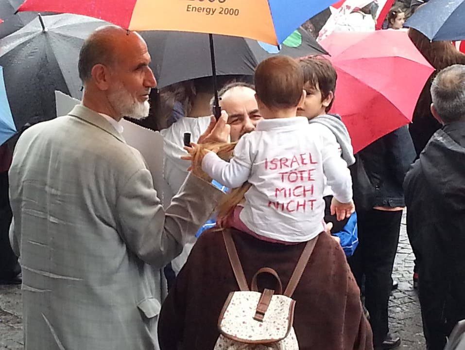 Botschaft auf dem Rücken des Kindes verbreitet: Demonstranten in Aarau.