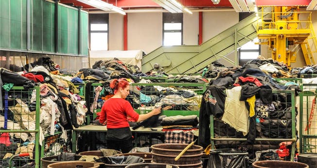 Interessante Einblicke ins Sortierwerk der Texaid in Schattdorf: Bei einer umfangreichen Betriebsbesichtigung mit anschliessender Diskussionerklärten die Verantwortlichen des Textilverwertungsunternehmens, warum es heute ohne das Altkleidergeschäft nicht mehr geht.TONI WIDMER