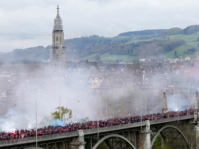 Basel-Fans auf der Berner Kornhausbrücke am Tag des Cupfinals