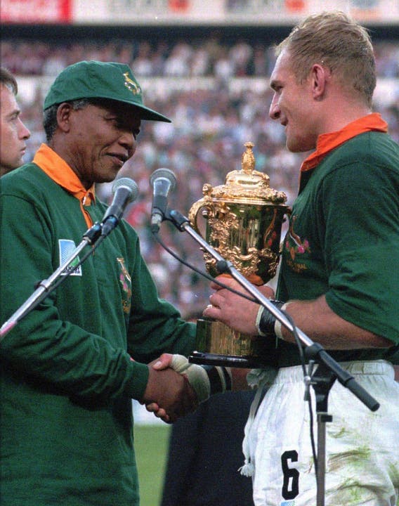 1995 nimmt Südafrika erstmals wieder am Rugby-Worldcup teil und gewinnt. Mandelas Unterstützung des «weissen Sports» war von enormer symbolischer Bedeutung