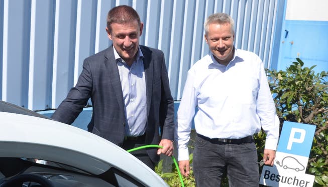 Volker Brinke, CEO der Fischer Söhne AG (links), und Erich Camenisch, an der neuen Strom-Ladestation für alle. es