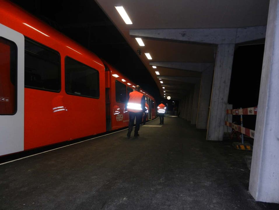 Auch auf dieser Perronseite Bahnmeister Erich Rothenbühler kontrolliert das Perron im neuen Bahnhof in Biberist