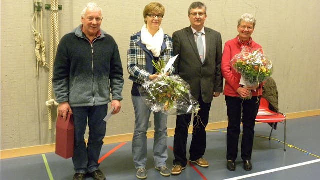 Gemeindeammann Will Schmid (3. von links) verabschiedet die langjährigen Funktionäre Marcel Brogle, Bettina Urbani und Martha Schlienger.
