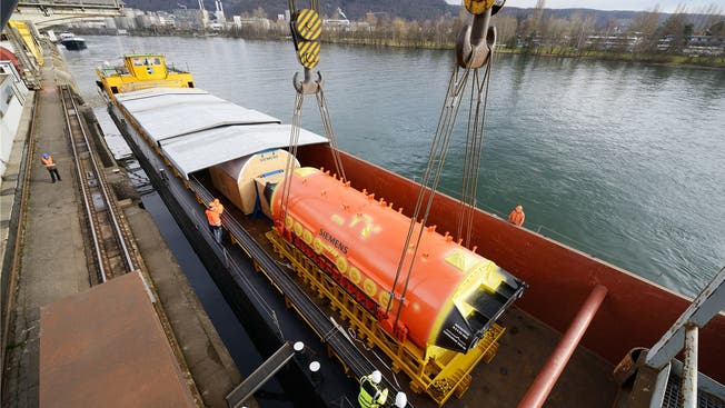 Der 460 Tonnen schwere Stator wird im Hafen von Birsfelden zum Umladen vorsichtig aus dem Rheinschiff gehoben.