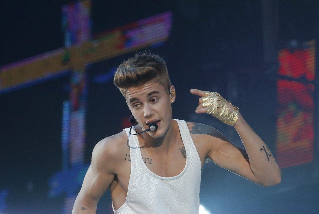 Justin Bieber bei seinem Konzert am Dienstag in Paris: Viel Haut und immer mehr Tattoos.