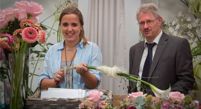 Manon Meier, Lernende, präsentiert den Beruf der Floristin – Besuch erhält sie von Kurt Schmid, Präsident des Aargauer Gewerbeverbands. WUA