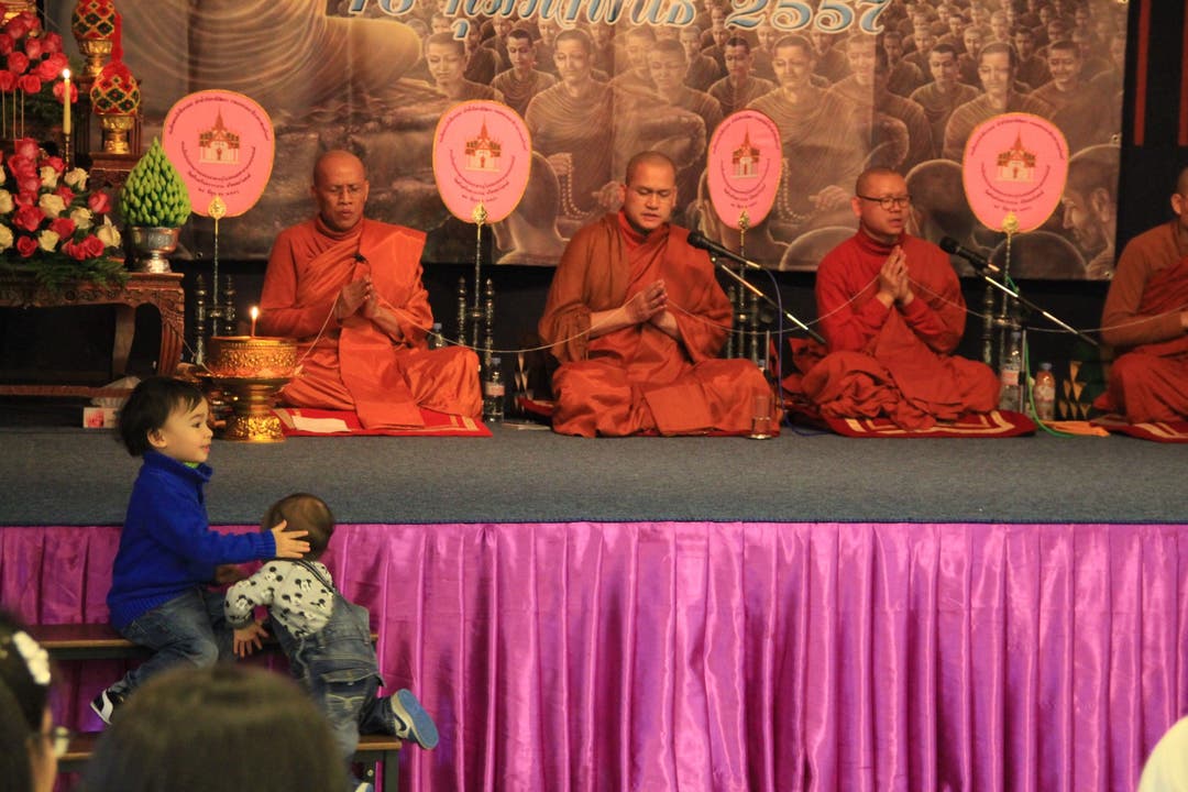 Eindrücke der Makha-Puja-Zeremonie im buddhistischen Tempel in Gretzenbach.