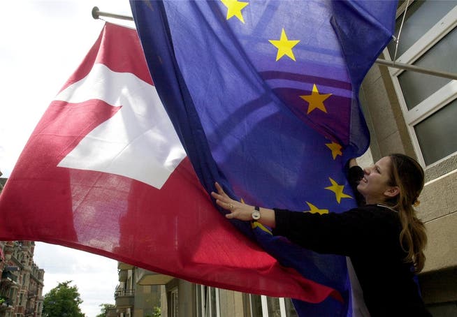CVP kopiert die SVP und legt sich mit der EU an: Flaggen der Schweiz und der EU. KEYSTONE