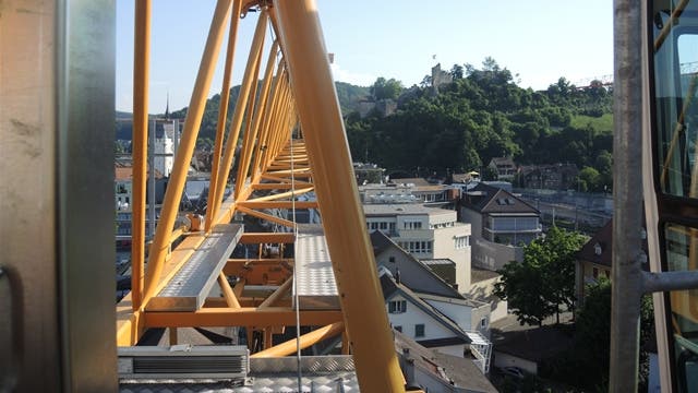 360-Grad-Aussicht: Ein Besuch auf dem Baukran hoch über den Dächern von Baden.