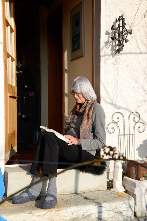Susanne Uetz geniesst den Frühling mit einem guten Buch am Aeschisee