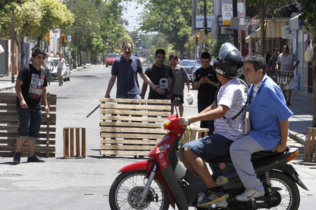 Viele Anwohner wollten ihre Viertel mit selbstgemachten Barrikaden vor Plünderer schützen.