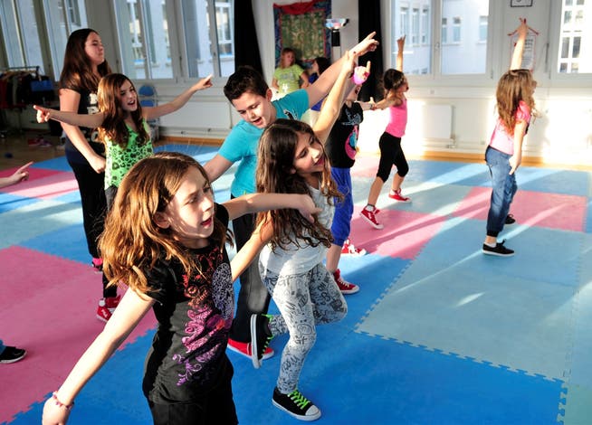 Die Kids von der Streetdance-Schule bereiten sich im Ebosa-Areal auf ihre Auftritte vor.