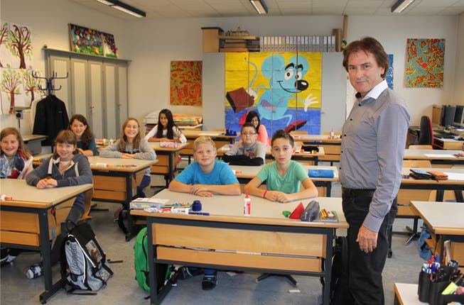 Lehrer und Vize-Stadtpräsident Hubert Bläsi im Werkunterricht mit einem Teil seiner Schulklasse.