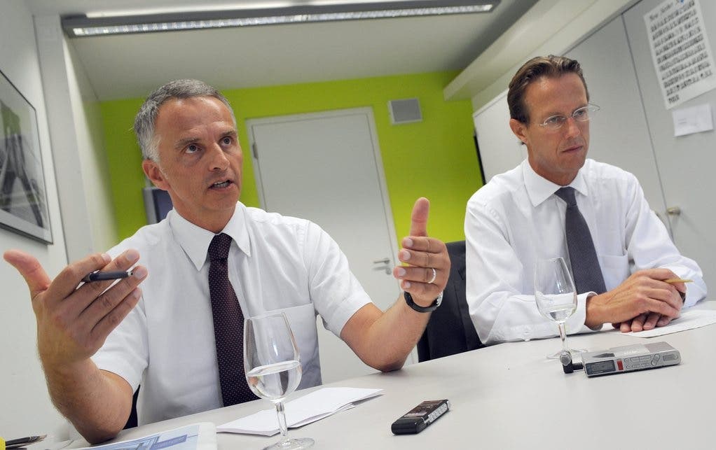Bundesratswahlkampf 2009: Die FDP-Bundesratskandidaten Didier Burkhalter und Christian Lüscher im Gespräch mit Journalisten