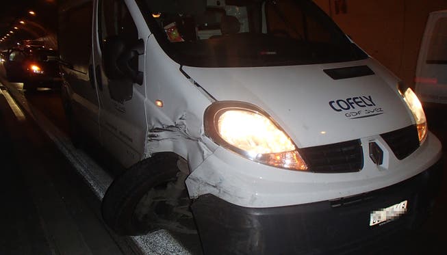 Am Lieferwagen und am Renault entstand bei der Kollision Totalschaden.