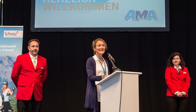 Gesundheitsdirektorin Susanne Hochuli eröffnet die AMA – im Beisein von Stadtführerin und Stadtführer aus Aarau.Mathias Marx