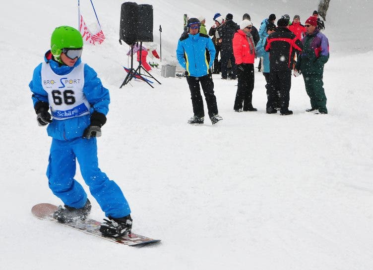 Es gab sogar Teilnehmer mit Snowboard am Volksskirennen