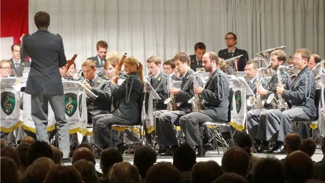 Die rund 50 Musikerinnen und Musiker der Konzert-Band der Infanteriebrigade 5 bei ihrem Auftritt in der Laufenburger Stadthalle. – Foto: chr