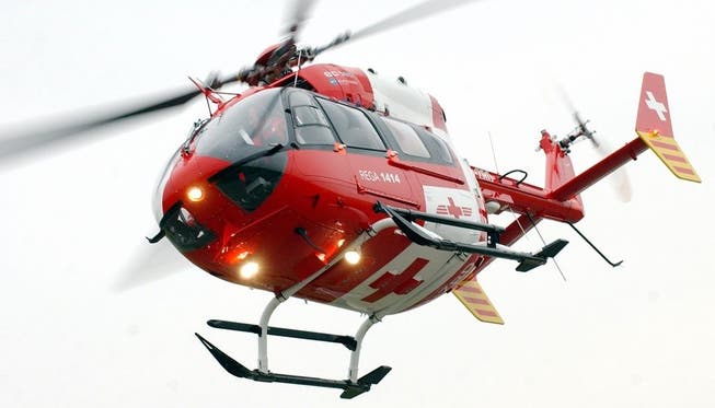 Der verletzte Pilot musste mit einem Helikopter der Rettungswacht geborgen werden.
