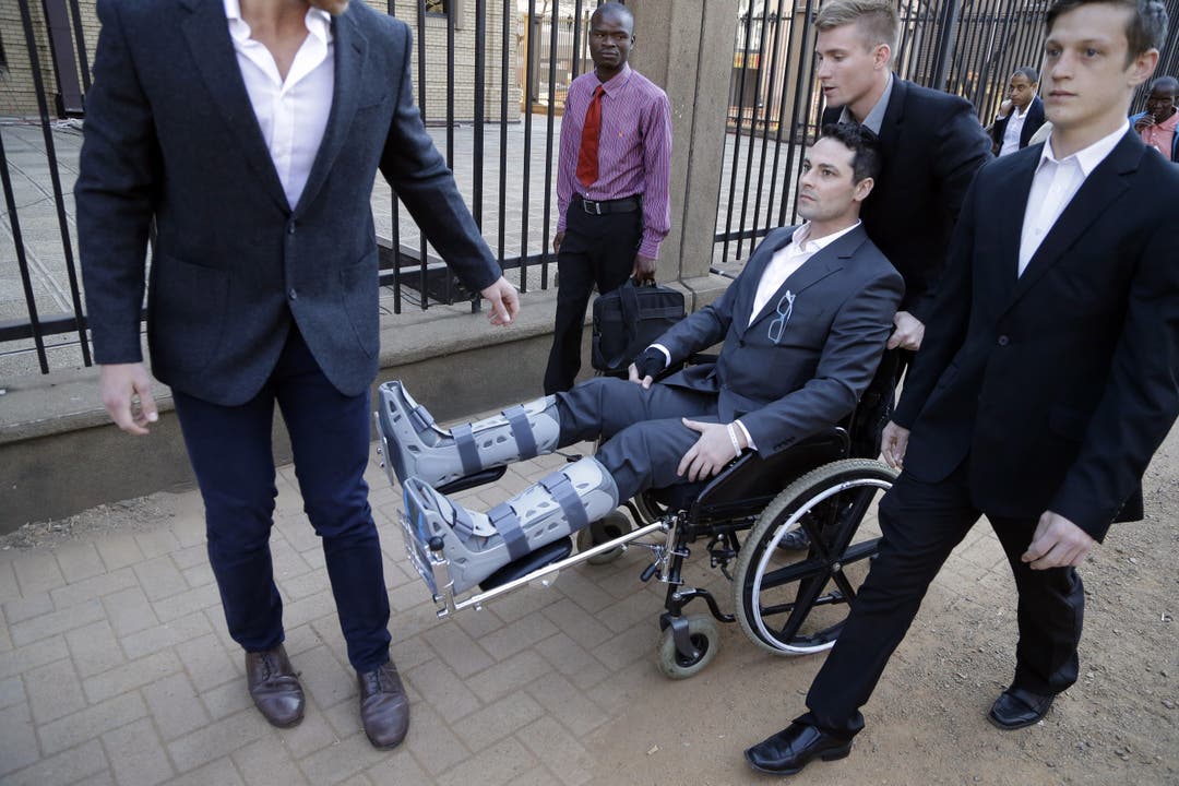 Carl Pistorius, der Bruder des Angeklagten. Wegen eines Autounfalls kann er seine Beine derzeit ebenfalls nicht benutzen.