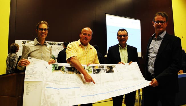 Silvio Moser, Gemeindeammann Michael Weber, Projektleiter Roland Steiner und Markus Zumsteg (von links) stellten das Projekt vor. CA