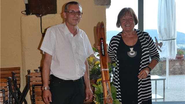 Vize-Gemeindepräsident Thomas Schenker überreichte Ursula Rudolf ein Paar original Stöckli-Ski.
