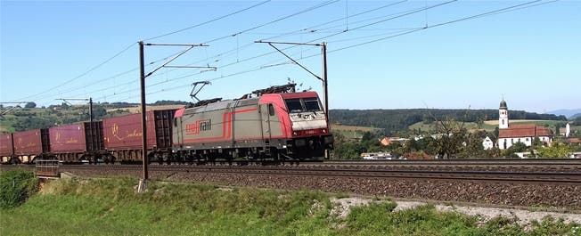 Ein Container-Güterzug auf der Eisenbahnstrecke Basel–Zürich bei Frick, unterwegs in Richtung Bözberg. chr