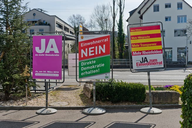 Pro und Contra Plakate zur bevorstehenden Abstimmung ob in Rheinfelden ein Einwohnerrat eingefuehrt werden soll.