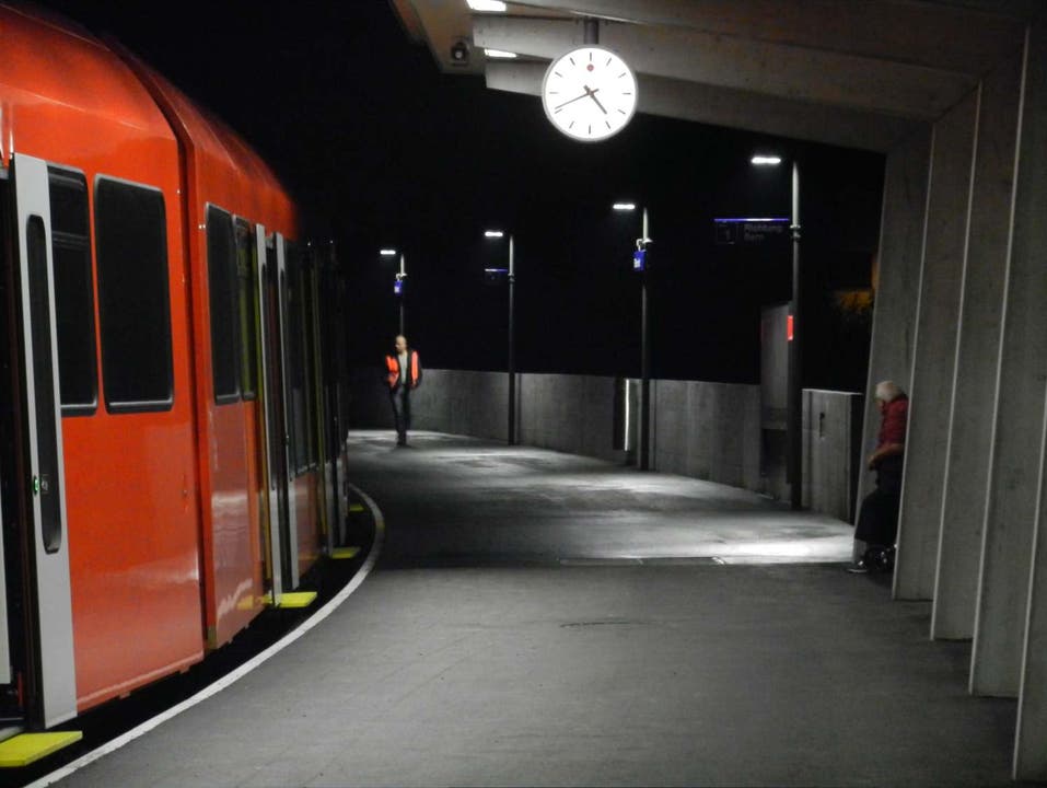 Bahnmeister Erich Rothenbühler kontrolliert das Perron im neuen Bahnhof in Biberist (3)