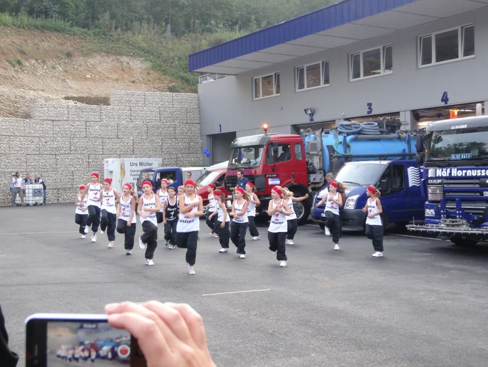 Junge Tänzerinnen an der Werkhofeinweihung der Kanalreinigung Näf in Frick