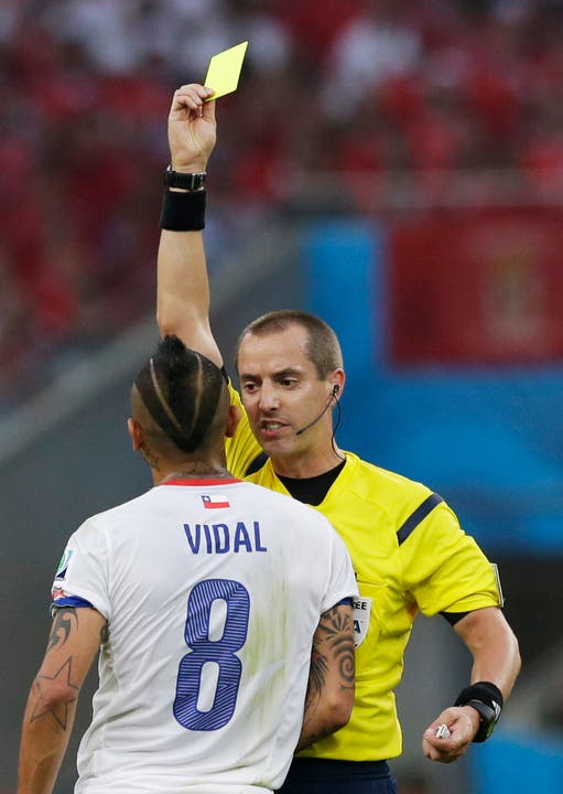 Chile's Vidal kassiert Gelb.
