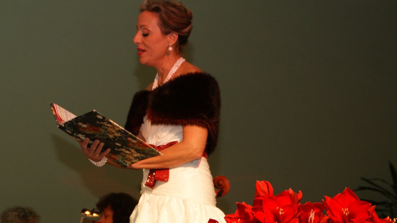 Barbara Buhofer verzauberte die Konzertbesucher mit weihnachtlichen Liedern, die Amaryllisblüten sorgten für ein festliches Ambiente.