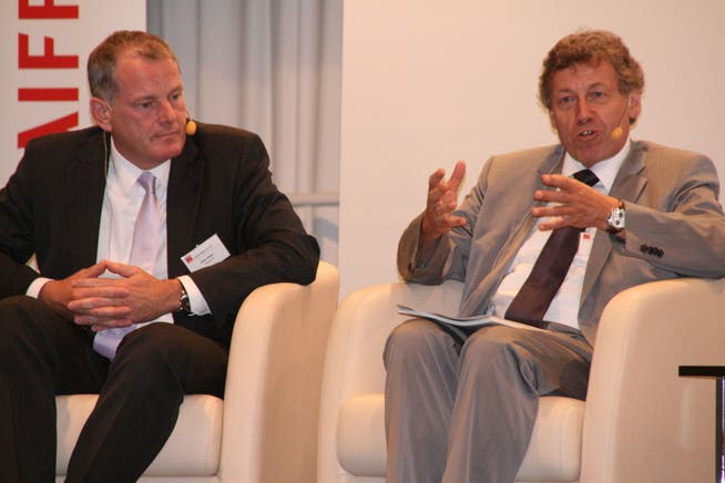 Stefan Attiger (rechts) und Michel Mattheys diskutieren am Forum.