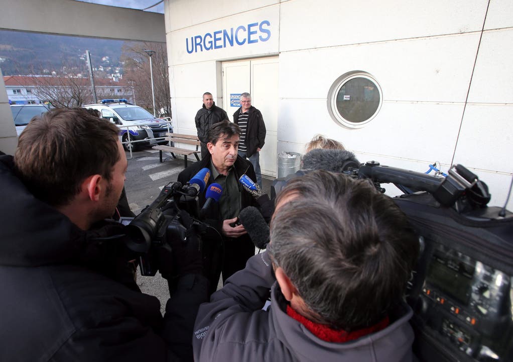 Grenobles Spitaldirektor Jean-Marc Grenier spricht zu den bereits eingetroffenen Medien vor dem Spital.