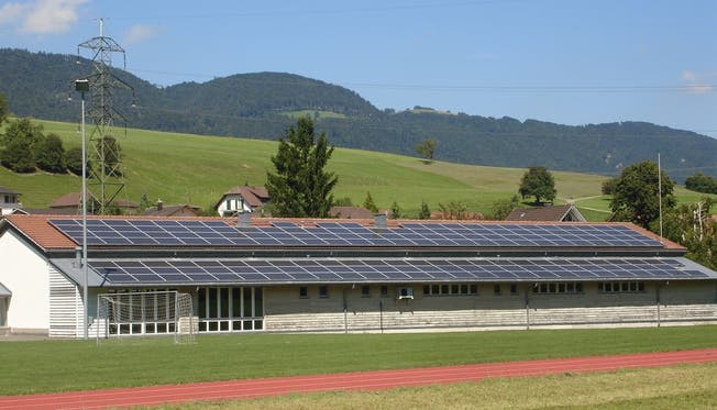 184 Solarmodule sind auf dem südseitigen Dach der Mehrzweckhalle montiert worden.