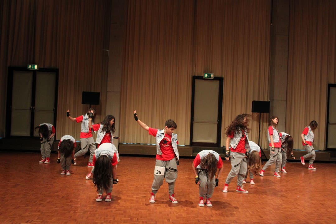 Die Position auf der Tanzfläche ist essentiell bei der Durchführung (Gruppe We Are Hip-Hop!